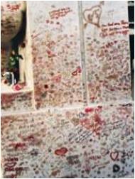 Oscar Wilde's tomb with lipstick kisses