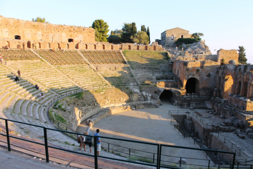 10,000 seat semi-circular Roman amphitheatre in Taormina.