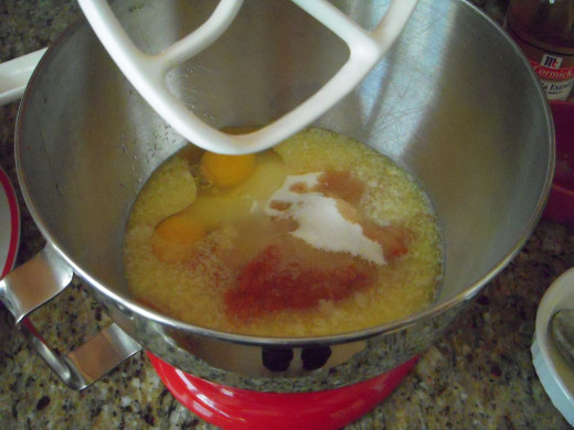 In mixing bowl, add pumpkin, eggs, sugar, vanilla extract and melted butter. 