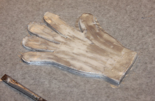 MJ's glove needed several coats of edible paint, needing to be left to dry in-between each one. (It may be a good idea to make this the night before.) Or use edible glitter.