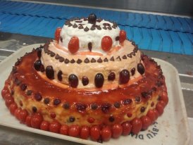 A finished wedding cake. Photo source: Shanna11