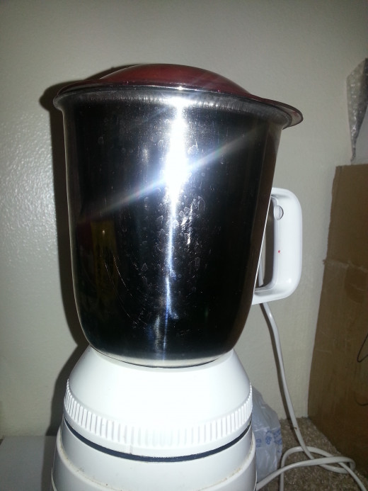 Juicer ready to blend strawberries along with sugar
