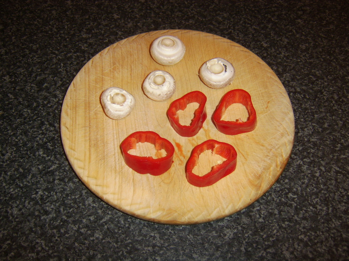 Trimmed button mushrooms and sweet pointed pepper slices