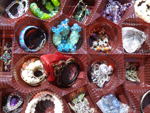 Recycling craft project: make a jewelry organizer