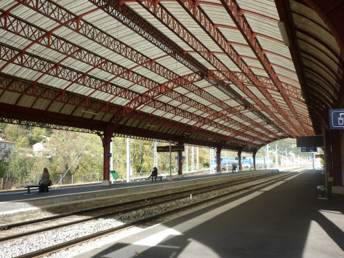 Foix station (Ariège, Pyrenees), interior view seen from its platforms and canopy.