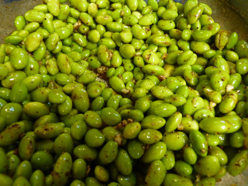 Mix edamame, olive oil, and spice in a bowl. 