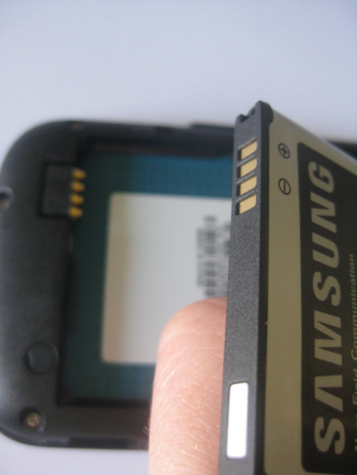 Make sure the metal prongs are aligned when replacing the battery. 