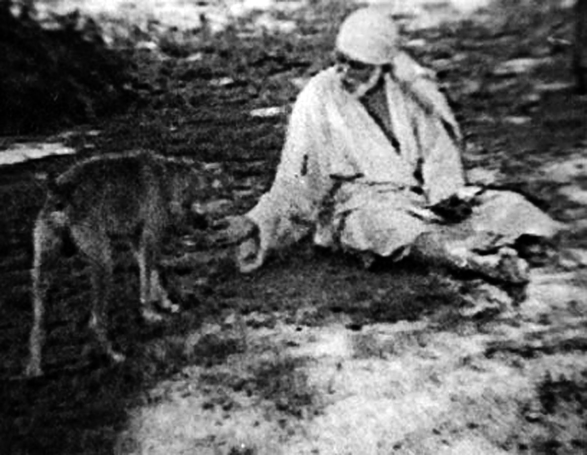 Una imagen rara de Shirdi Baba alimentar a un perro antes de compartir su propia comida.