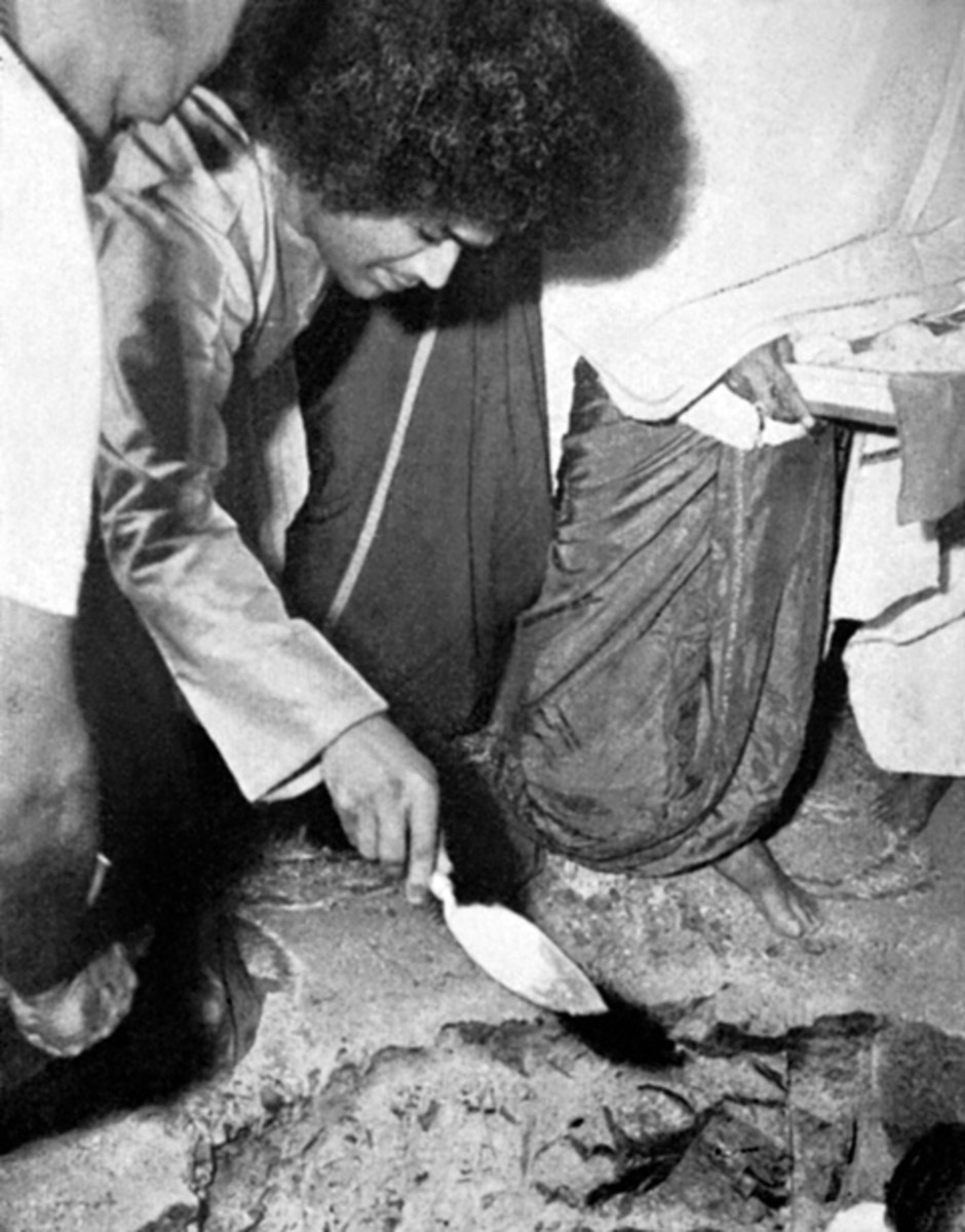 Aquí Swami puede verse poniendo la primera piedra para Dharmakshetra en 1968.