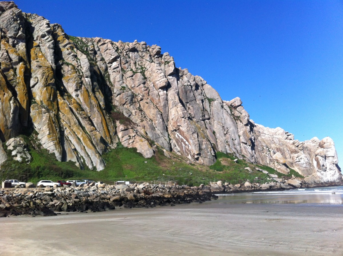 A picture of the rocks extending from Morro Rock.