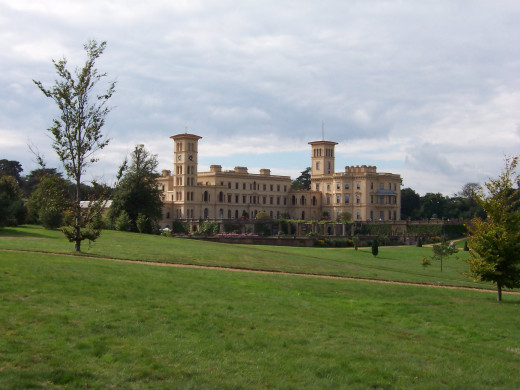 By Loz Pycock from London, UK (Osborne House From The Road to Swiss Cottage) [CC-BY-SA-2.0 (http://creativecommons.org/licenses/by-sa/2.0)], via Wikimedia Commons