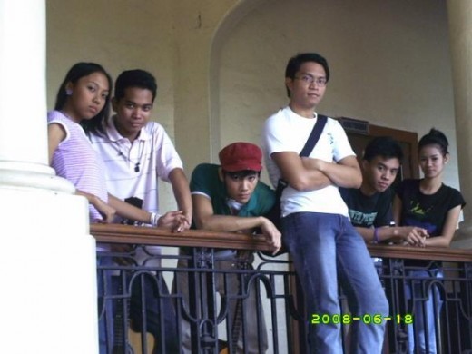 right to left: Dette Tolentino (vocals), Paulo Mayor (drums), Jeff Araza (bass guitar),  Jesse De Guzman (rhythm guitar), Jessie Acuña (lead guitar)  and Yla Pamfilo (lyrics). 2008