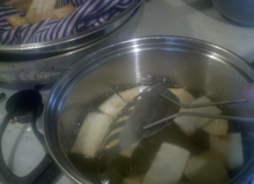 Stirring while frying a batch of chips
