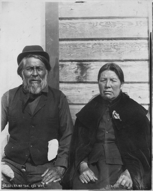 Et-me-tah and his wife in the Pacific NW early 20th century.