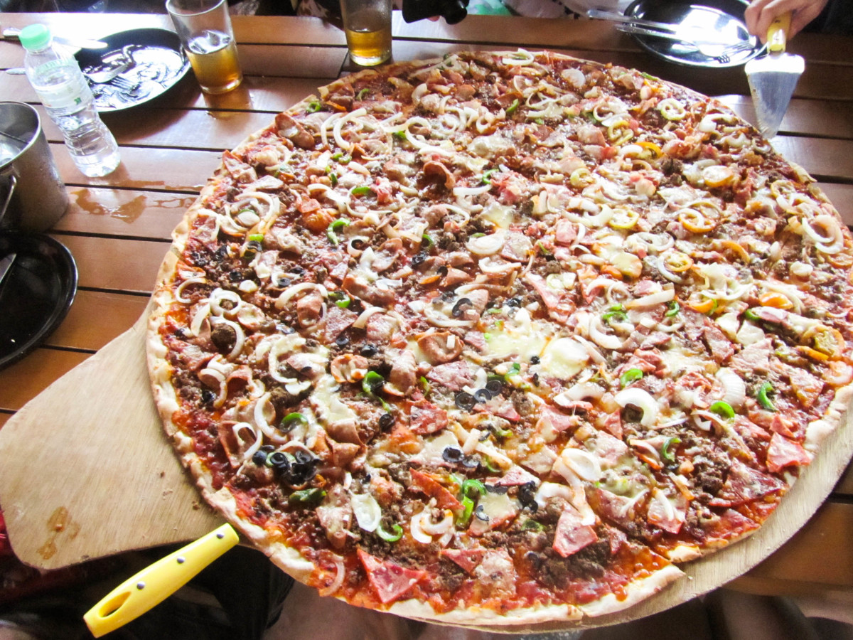 The famous giant pizzas of Greeno'z Pizza!