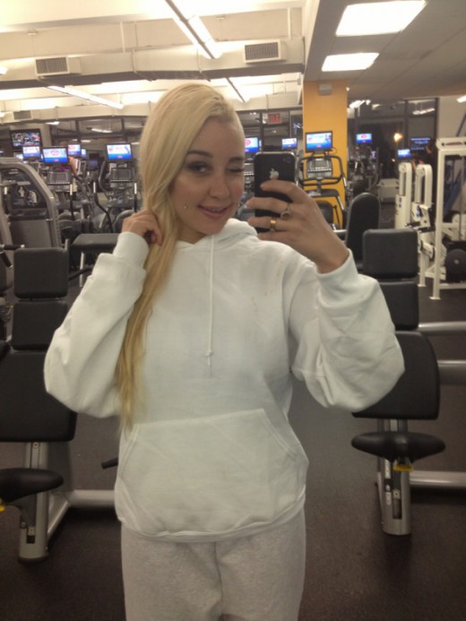 Amanda Bynes new shaven head in the gym.