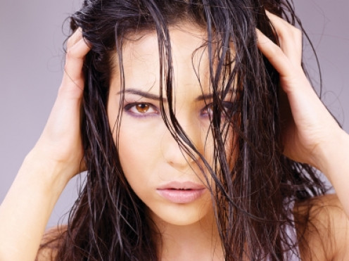 masser doucement dans l'huile stimule les follicules du cuir chevelu et les cheveux.