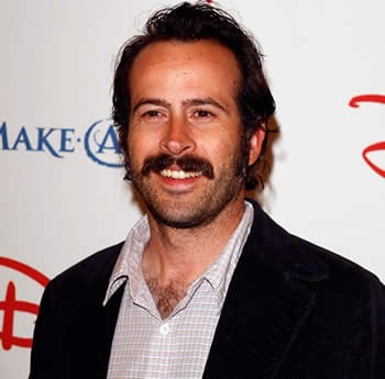 Jason Lee was sort of a tough pick for me, but he's funny and looks enough like Casey Affleck to play Henry Harris, Mike's older brother.