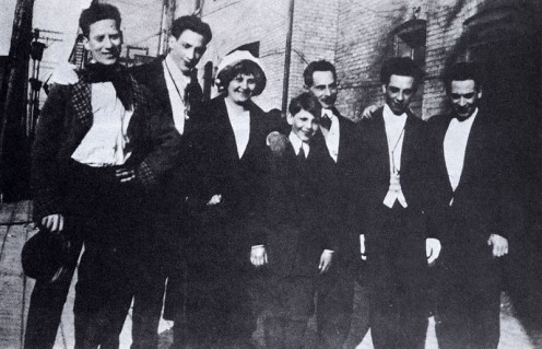 Groucho, Gummo, Minnie, Zeppo, Sam (Frenchie), Chico, and Harpo Marx in 1915. 