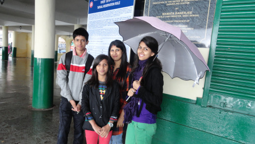 Reet, Naina, Papori Bow and Mumpi in Darjeeling station