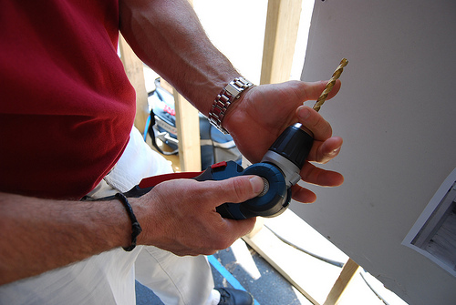 Keyless chucks can be easily opened and closed using only your hands.