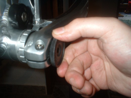 Tightening the crank arm bolt