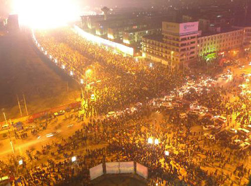 Thousands of people watching the fire from about one block away.