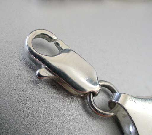 An example of a lobster clasp.