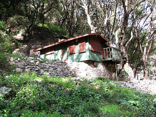 Little cabins can be seen along the way. 