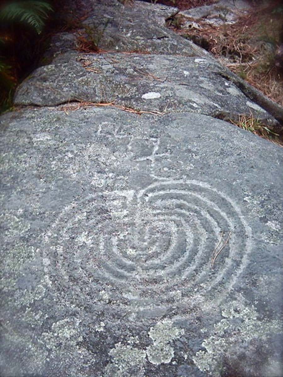Rock drawing of a classical labyrinth in Valcamonica, Italy.