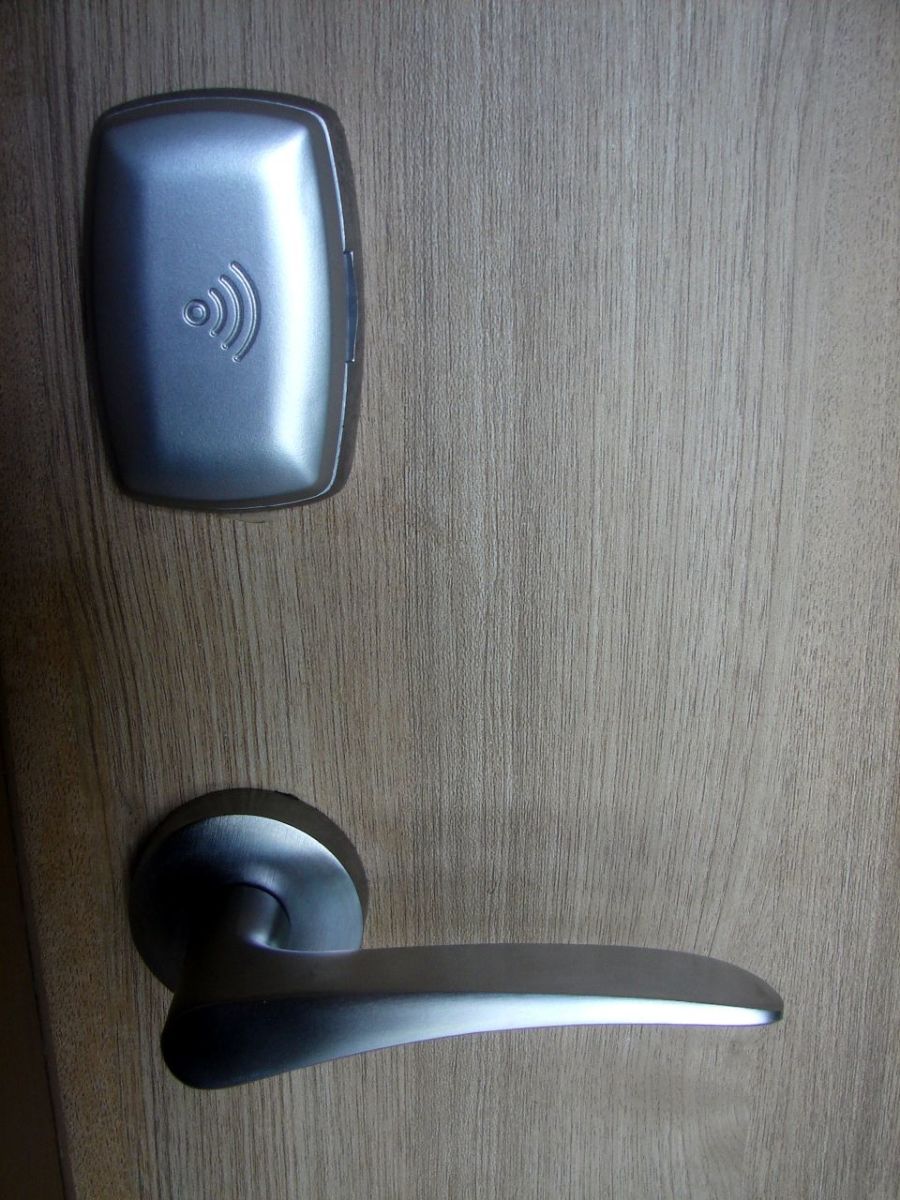 Which is the Best Keyless Door Lock? Four RFID & Keypad