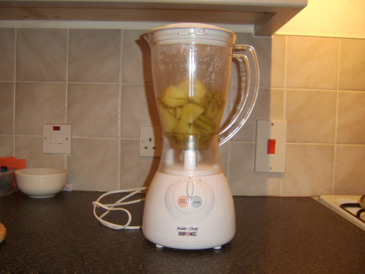 Blending celery, fennel and potatoes