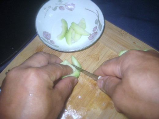 Cutting the guava pulps into strips