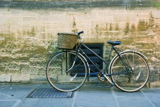 Cycle commuting doesn't have to mean lycra leggings and getting out of breath. Most commutes can be easy and fun. 
