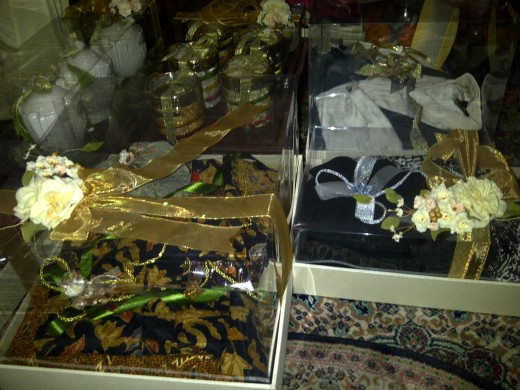 Parts of the presents brought by the groom family in  Lamaran (proposing the bride).