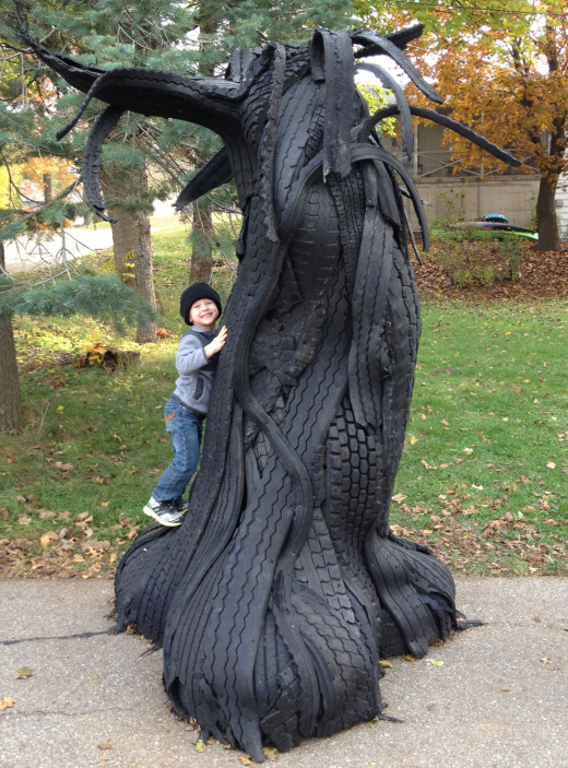 Here is artist Ben Zoltak's most uptodate sculpture Gruntled Morphous. The artist 3 year old son is seen playing, giving some idea as to it's girth!