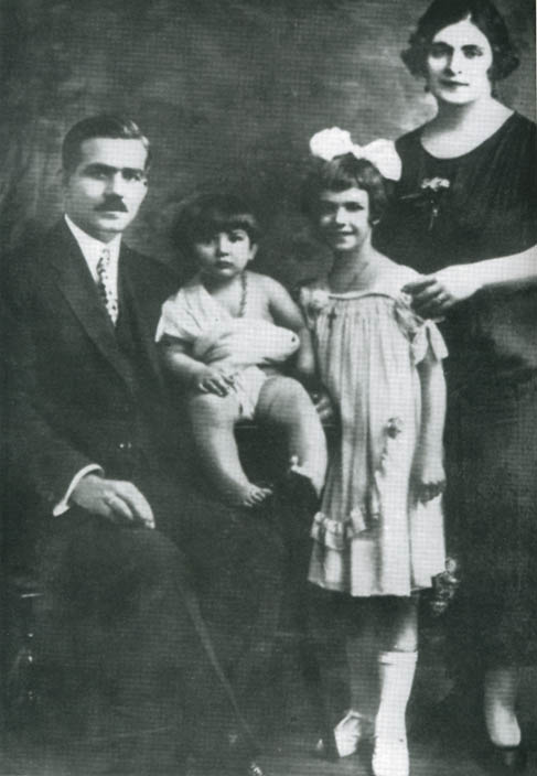 Small Maria with the parents and the sister greater Giacinta.