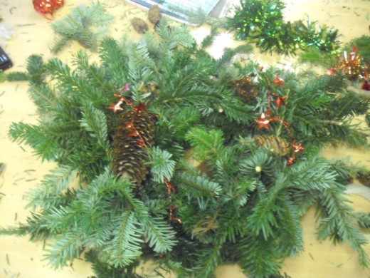 Choose either a  natural or a  glittering look for your wreath.