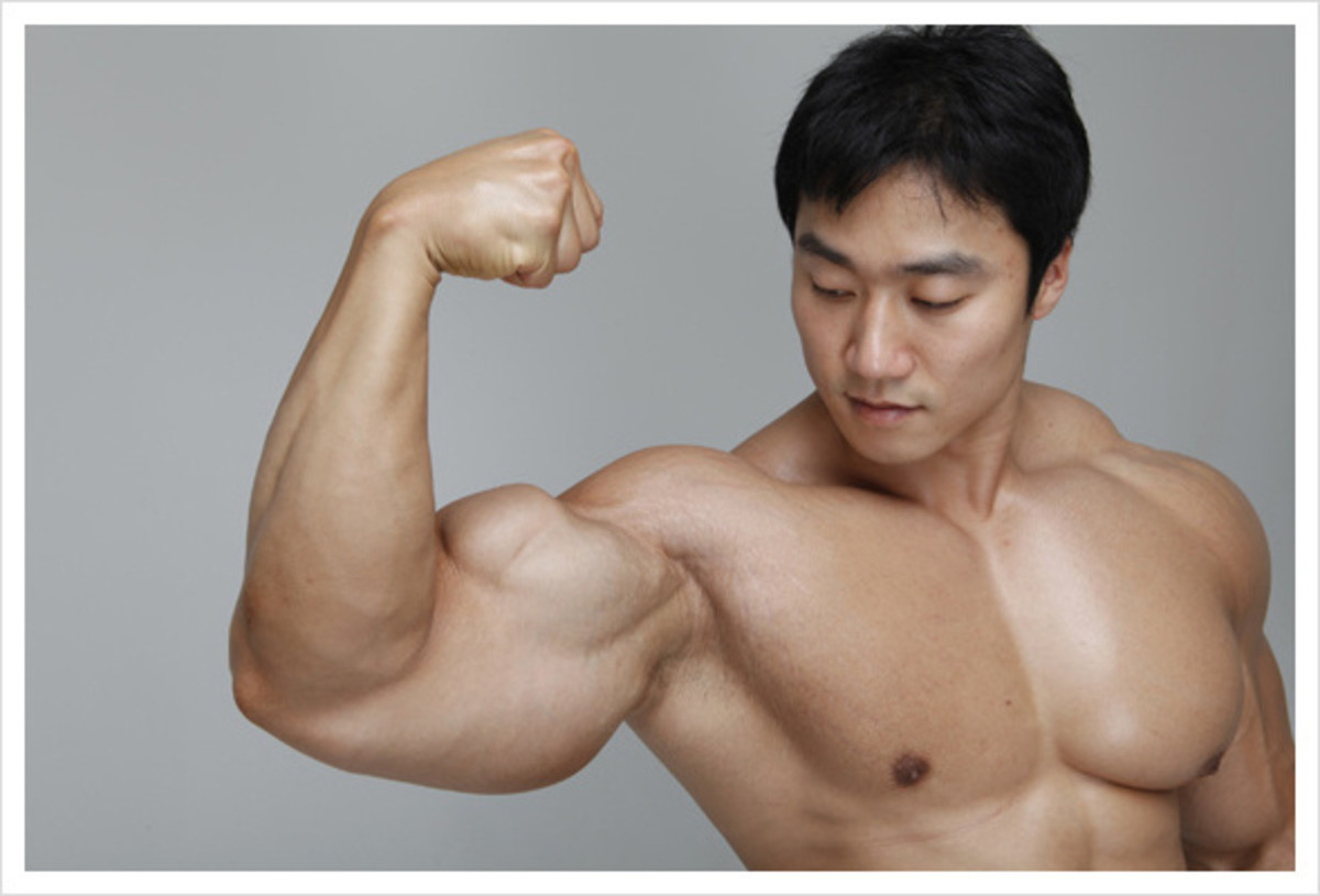 Korean bodybuilder Lee Seungcheol (??? ??) flexing his bicep