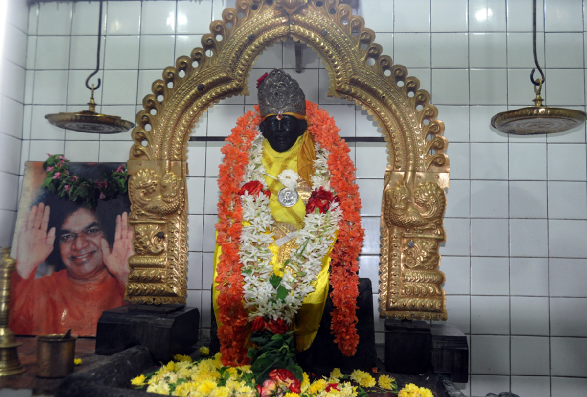 El ídolo principal en el santuario - Shirdi Sai Baba.