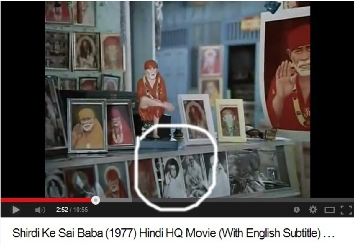 En los primeros disparos, imágenes de Sri Sathya Sai Baba se pueden ver junto a las de Shirdi Baba.