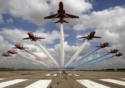 Red arrows demo team performing a low pass 