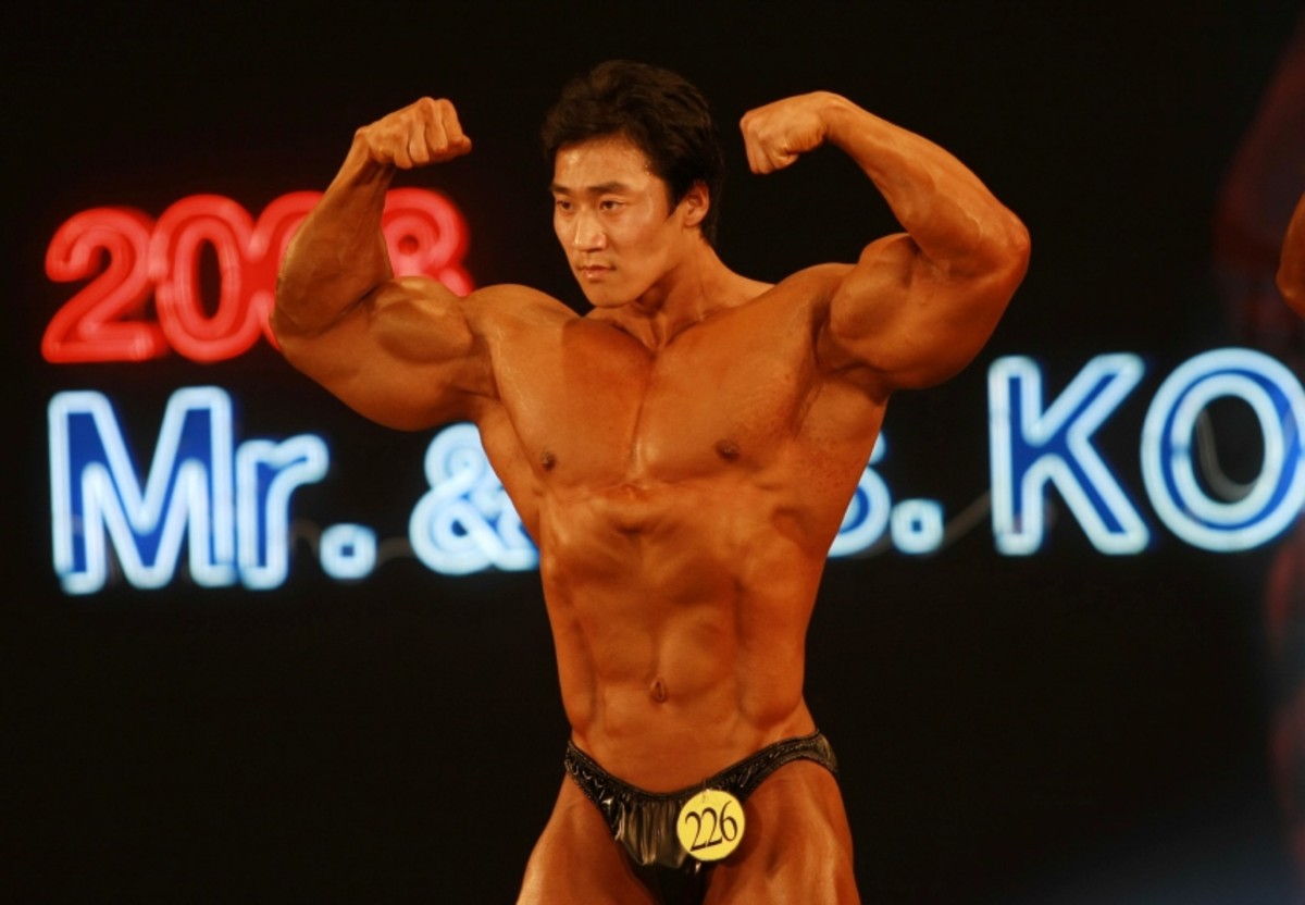 Lee doing a double bicep pose at the 2008 Mr. Korea competition