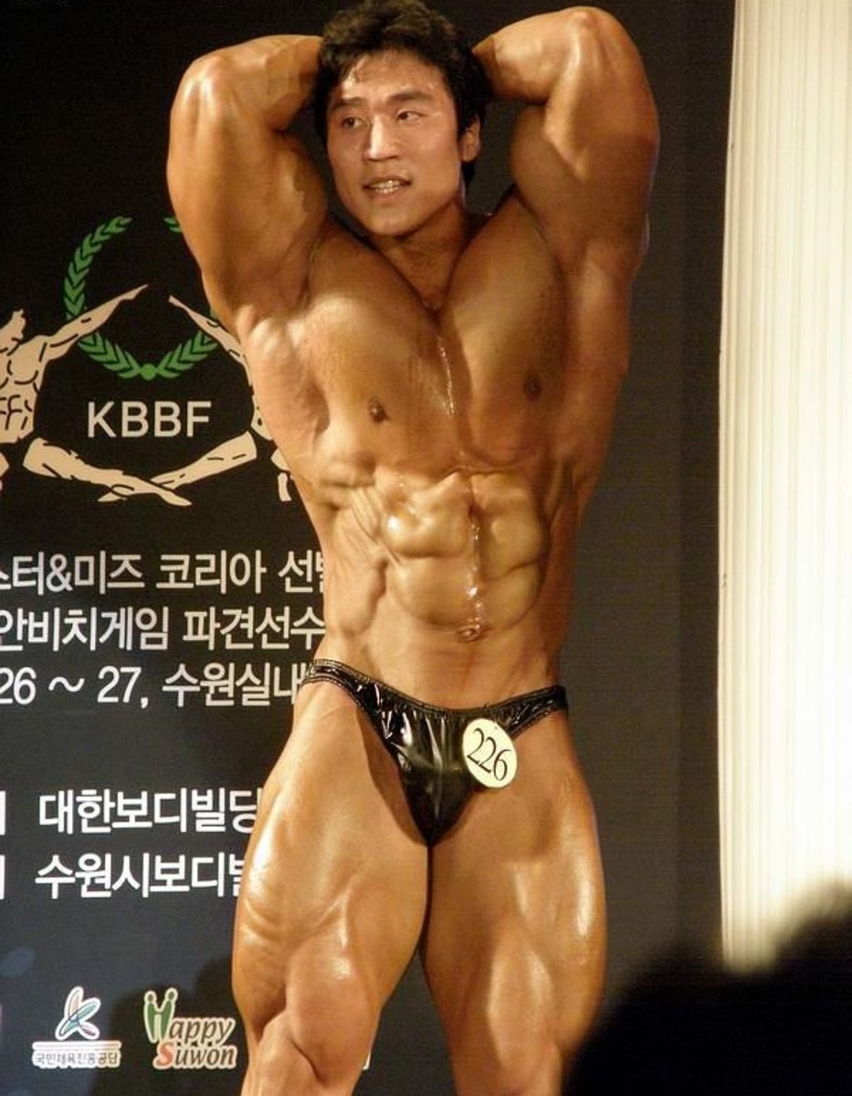Lee doing an abdominal and thigh pose at the 2008 Mr. Korea competition