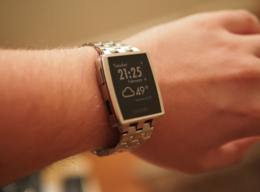 Pebble Steel - brushed stainless with steel wristband
