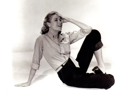 Relaxed Grace Kelly in a knotted button down, slim black pants, and ballet flats!