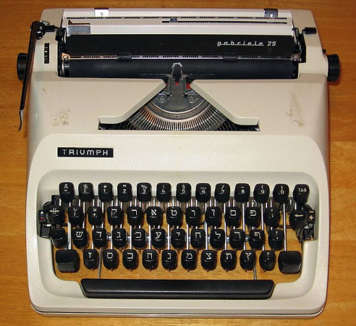 This is a Triumph Gabriele 25.  Its keys are in Hebrew