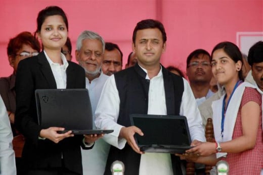 Akhilesh Yadav distributing HP Laptops to the 12th passed students