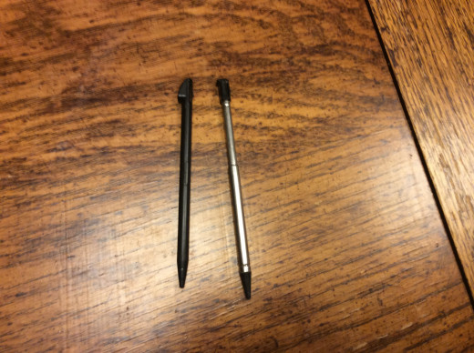 The 3ds XL stylus (left)is plane plastic. While the original one (on the right)has a nice sheen and size can be adjusted