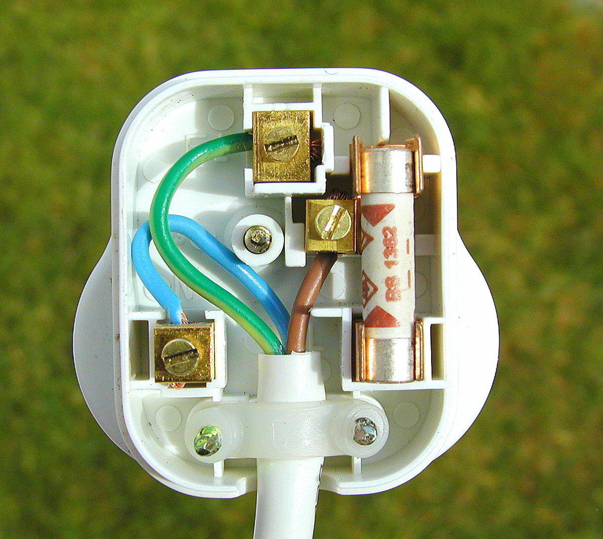 9 Easy Steps to Wiring a Plug Correctly and Safely | Dengarden plug wall ac unit wiring 